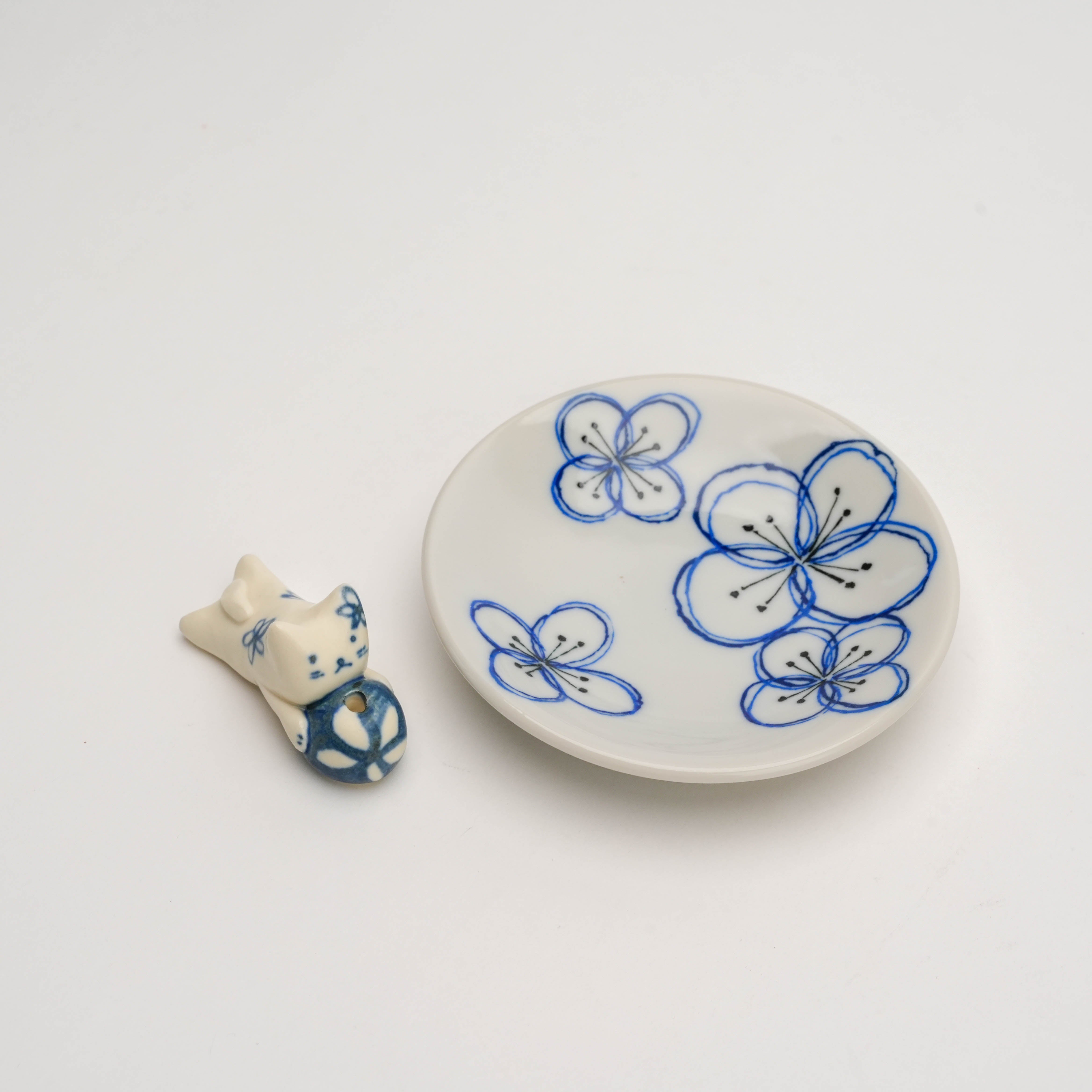 Dyed Flower Cat Incense Holder
