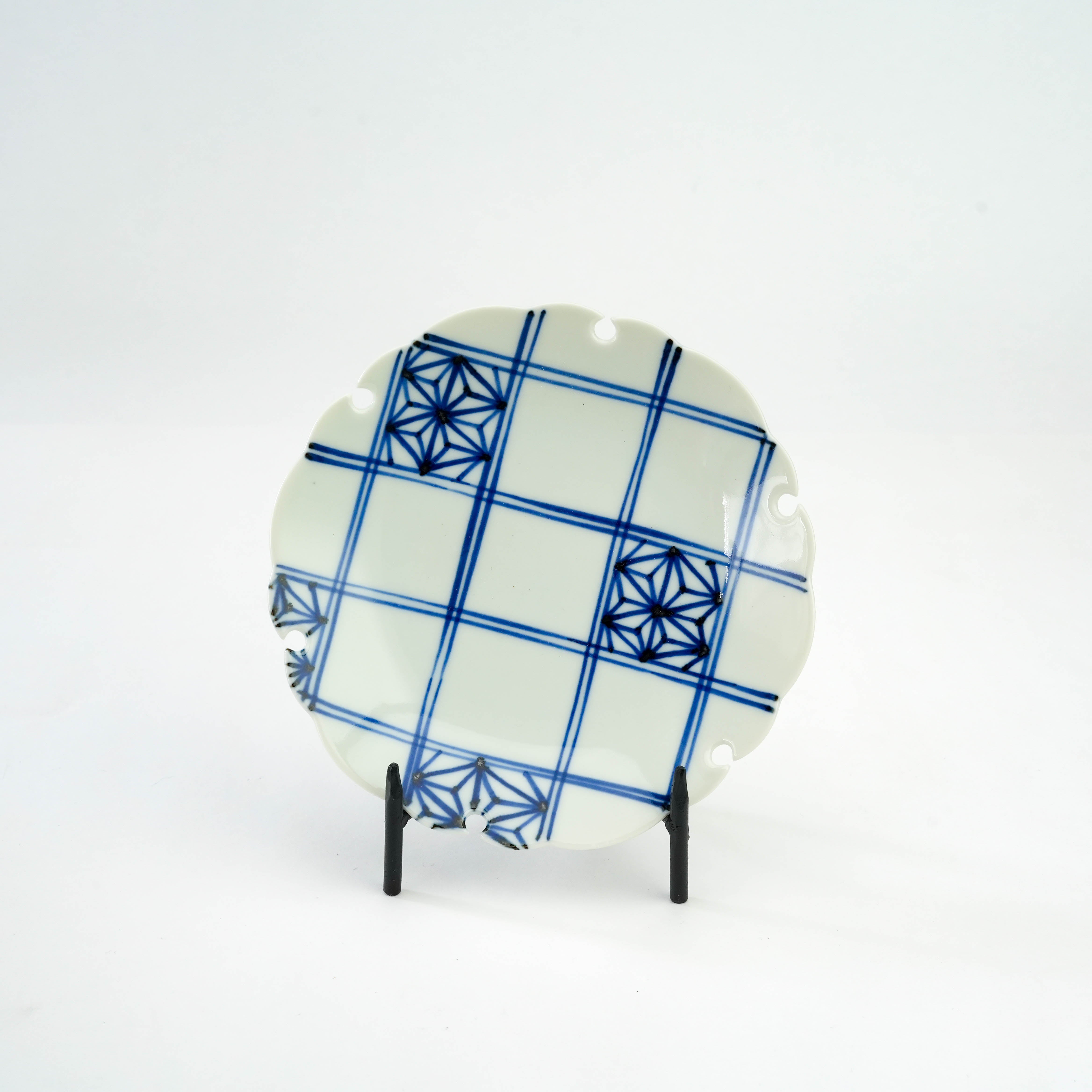 Arita Ware Snow Circle Plate - Linen Weave Pattern with scalloped edge and hand-painted blue geometric lines, ideal for desserts or decor.