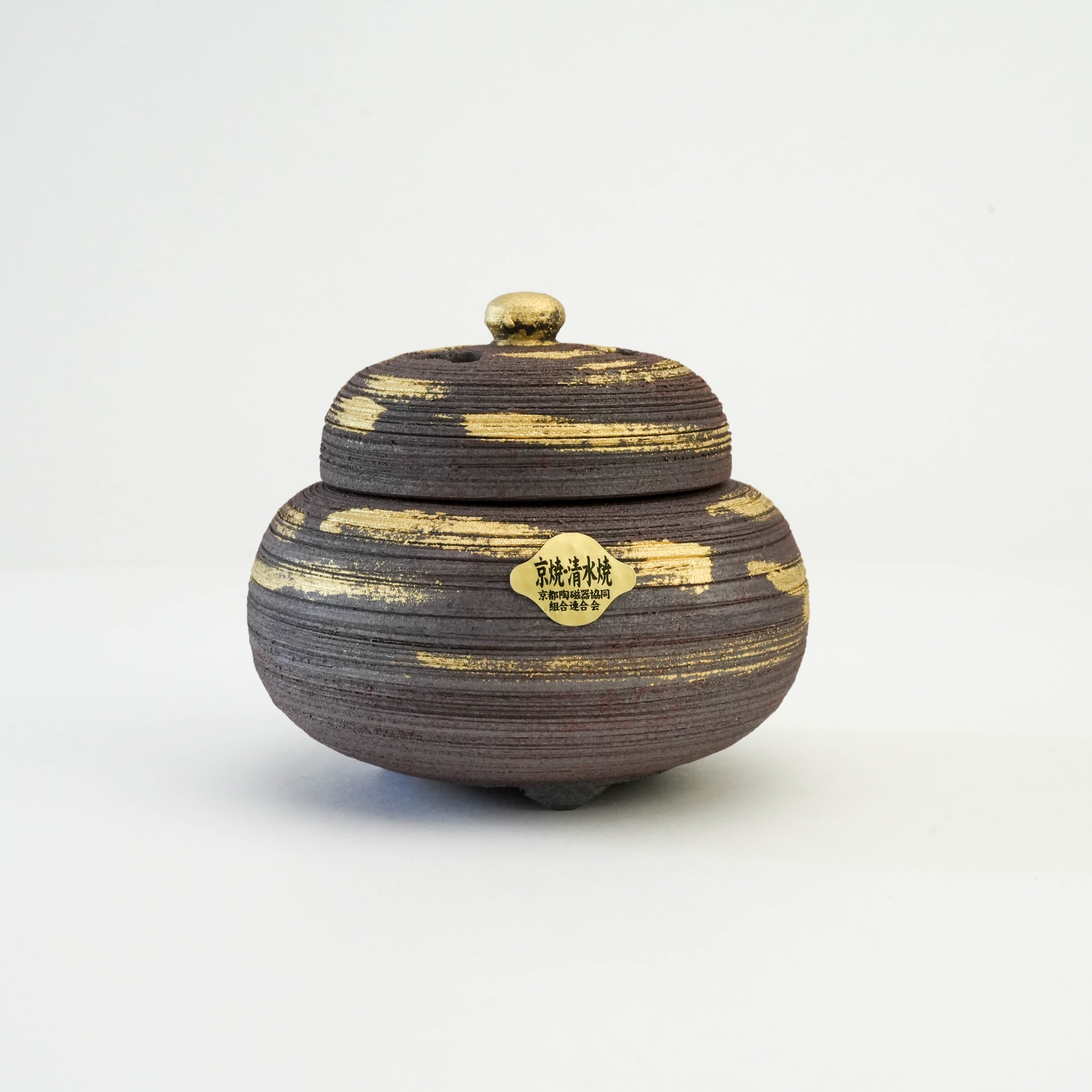 Side profile of Shoyeido Incense Censer - Nanban Style highlighting its traditional Japanese craftsmanship and gold detailing.