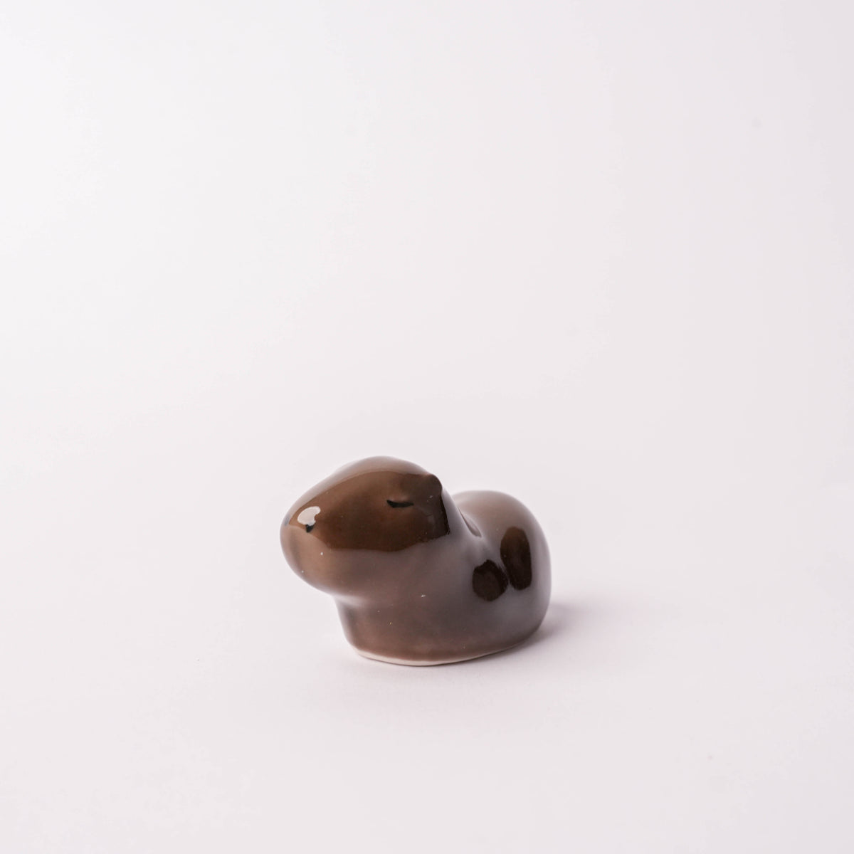 Dark Arita Ware Capybara chopstick rest with detailed animal shape, handcrafted ceramic, perfect for Japanese tableware, SKU: 12345